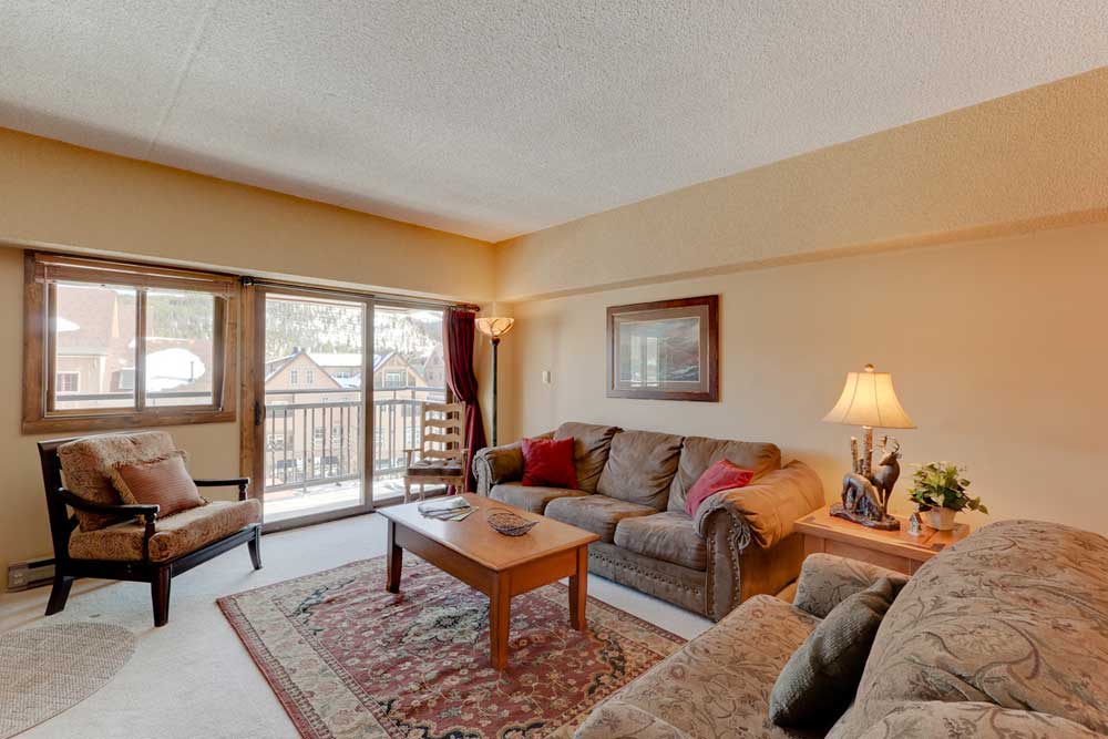 Living area / dining area